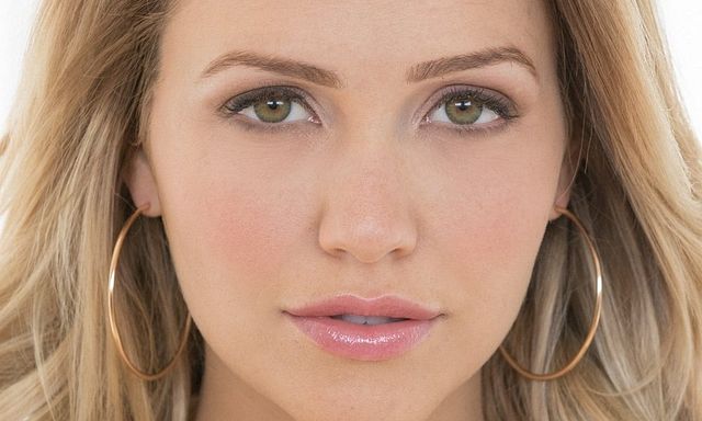 Mia Malkova About Entertainment ie