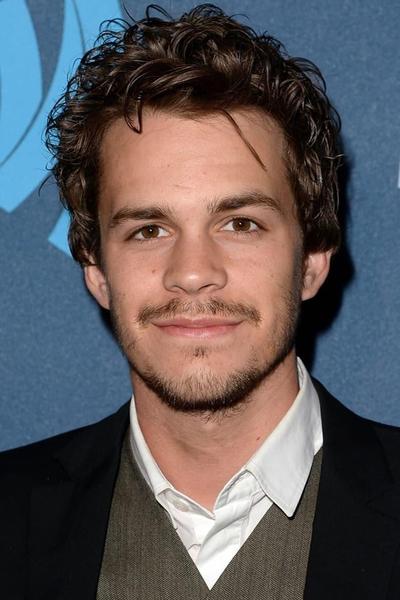 Johnny Simmons - About - Entertainment.ie