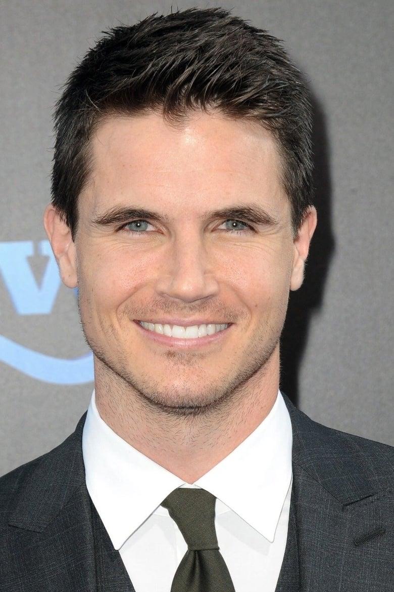 Robbie Amell - About - Entertainment.ie