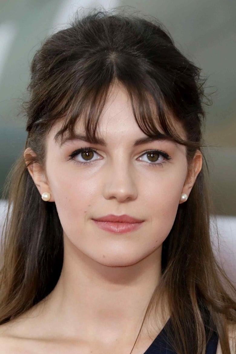 Ella Hunt - About - Entertainment.ie