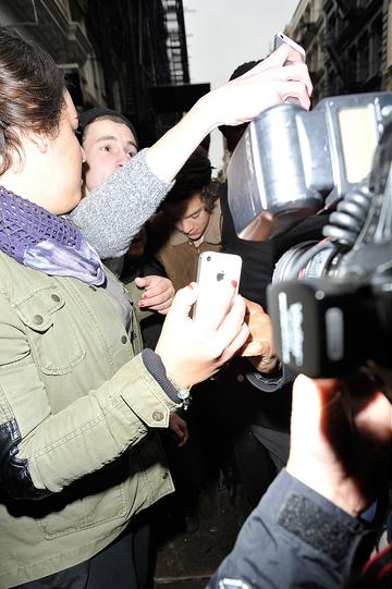 Harry Styles gets mobbed by fans in NYC