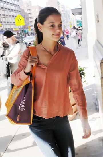 Katie Holmes without her wedding ring