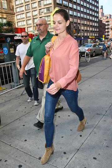 Katie Holmes without her wedding ring