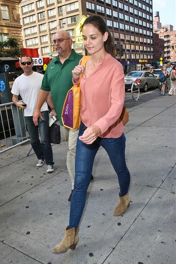 Katie Holmes without her wedding ring
