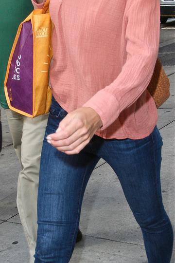 Katie Holmes without her wedding ring