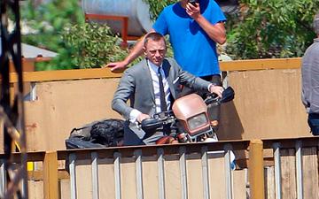 Daniel Craig filming scenes from 'Skyfall'