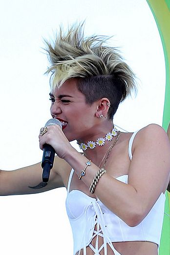 Miley Cyrus: On-stage gallivanting
