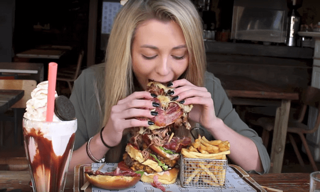 Watch: 21-year-old student devours 28 oz. of meat in less than 10 minutes