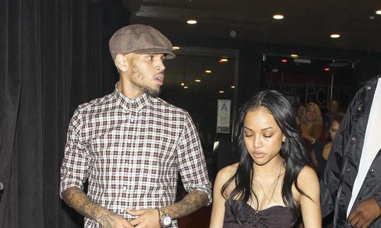 Chris Brown gives payout to ex Tran... Rihanna's dad is biggest fan...