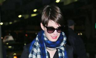 Anne Hathaway leaves her dog's poo on a photographer's car Anne Hathaway leaves her dog's poo on a photographer's car