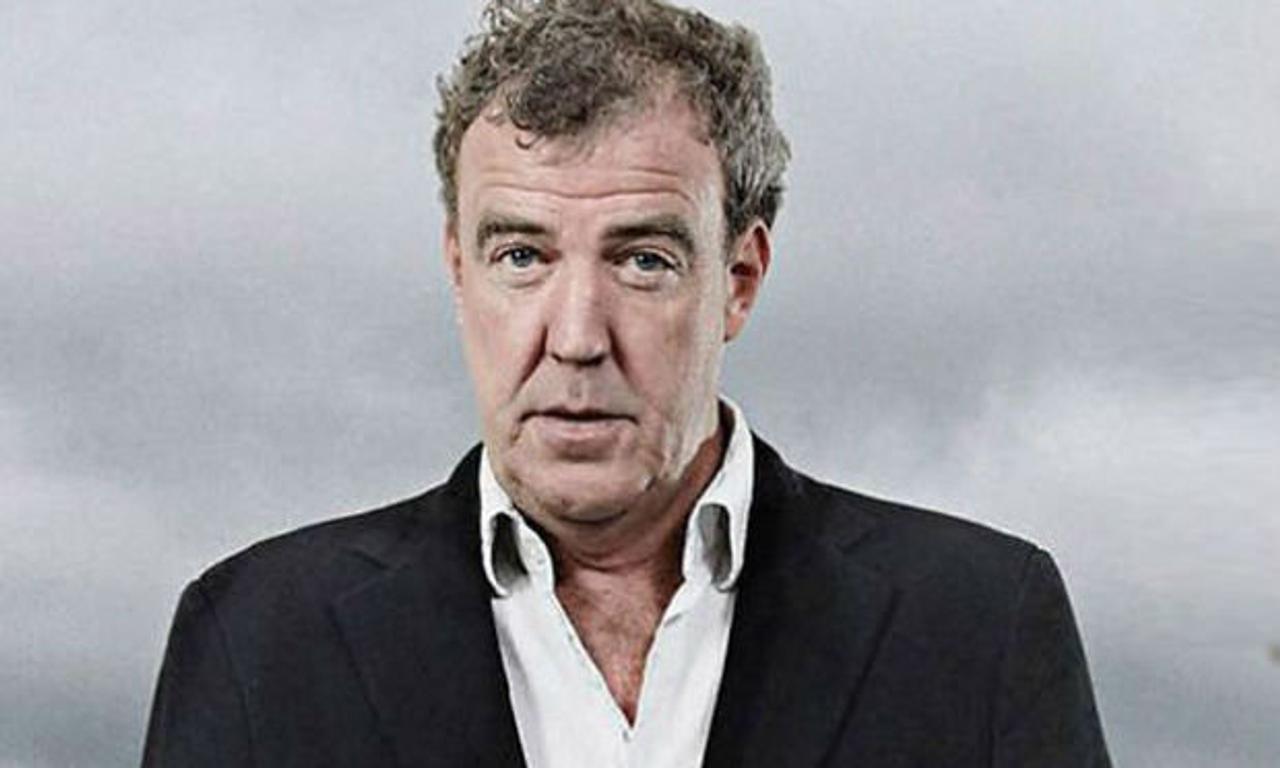 Withered kanal excentrisk Jeremy Clarkson's tweets his apologies to fans during his final Top Gear  last night