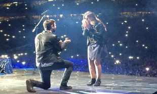 Watch: Glen Hansard, Ed Sheeran and Kodaline singing Auld Triangle and THAT proposal Watch: Glen Hansard, Ed Sheeran and Kodaline singing Auld Triangle and THAT proposal