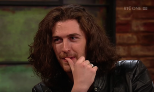 Watch: Hozier answered fan questions last night on the Late Late Show and it got... weird Watch: Hozier answered fan questions last night on the Late Late Show and it got... weird