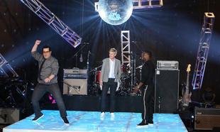 Watch: Ellen oversees dance off between Kevin Hart and Josh Gad Watch: Ellen oversees dance off between Kevin Hart and Josh Gad