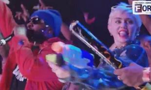 Watch: Miley Cyrus got off her face and then sang on stage in Texas last night Watch: Miley Cyrus got off her face and then sang on stage in Texas last night