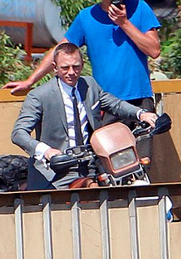 Daniel Craig filming scenes from 'Skyfall'