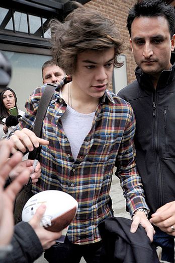Harry Styles gets mobbed in New York City