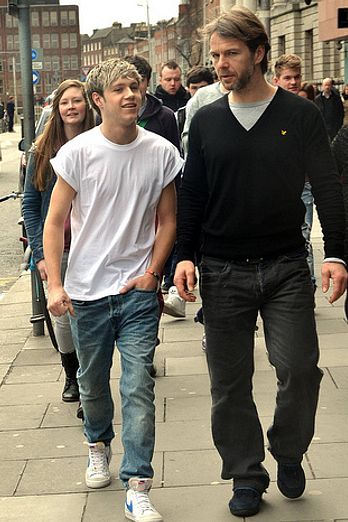Niall Horan and Harry Styles head to TGI Fridays