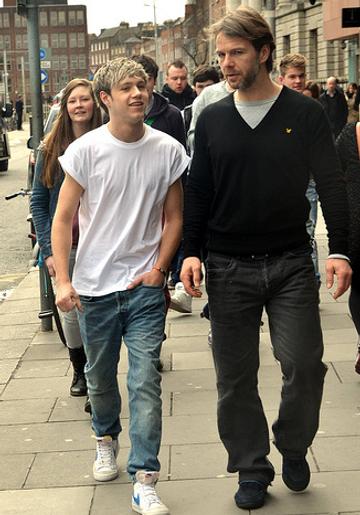 Niall Horan and Harry Styles head to TGI Fridays