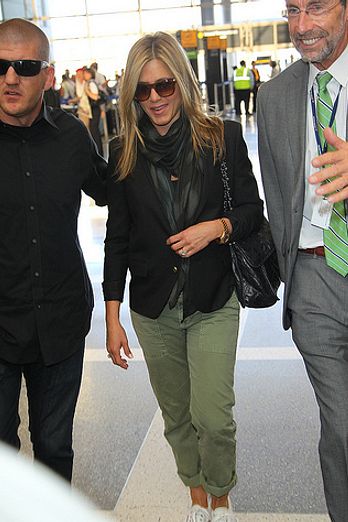 Jennifer Aniston catches a flight