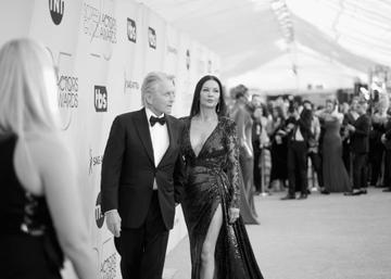 LOS ANGELES, CA - JANUARY 27:  (EDITORS NOTE: Image has been shot in black and white. Color version not available.) Michael Douglas (L) and Catherine Zeta-Jones attend the 25th Annual Screen Actors Guild Awards at The Shrine Auditorium on January 27, 2019 in Los Angeles, California. 480620  (Photo by Charley Gallay/Getty Images for Turner)