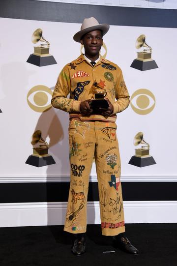 LOS ANGELES, CALIFORNIA - FEBRUARY 10: Leon Bridges, winner of Best Traditional R&amp;B Performance for 'Bet Ain't Worth the Hand,' poses in the press room during the 61st Annual GRAMMY Awards at Staples Center on February 10, 2019 in Los Angeles, California. (Photo by Amanda Edwards/Getty Images)