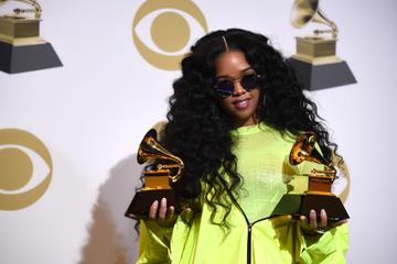 LOS ANGELES, CALIFORNIA - FEBRUARY 10: H.E.R, winner of Best R&amp;B Performance for "Best Part" and winner of Best R&amp;B Album "H.E.R.", poses in the press room during the 61st Annual GRAMMY Awards at Staples Center on February 10, 2019 in Los Angeles, California. (Photo by Amanda Edwards/Getty Images)