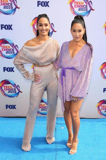 Retired US wrestlers Nikki Bella (L) and Brie Bella attend the 2019 Teen Choice Awards. (Photo JEAN-BAPTISTE LACROIX/AFP/Getty Images)