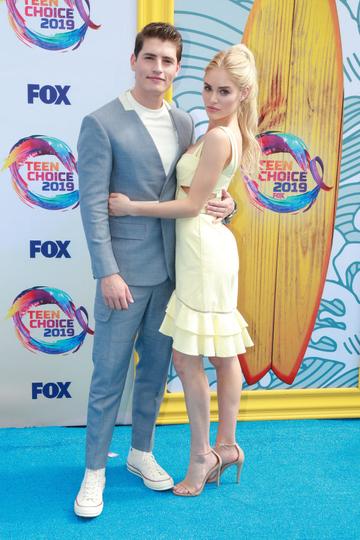 Gregg Sulkin and Michelle Randolph attend attends the 2019 Teen Choice Awards. (Photo by Rich Fury/Getty Images)