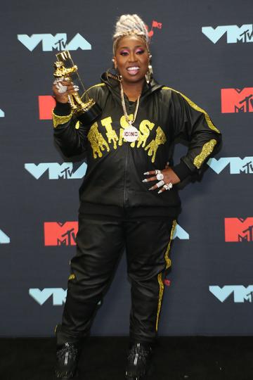 Missy Elliott poses with the Michael Jackson Video Vanguard Award in the Press Room during the 2019 MTV Video Music Awards at Prudential Center on August 26, 2019 in Newark, New Jersey. (Photo by Manny Carabel/Getty Images)