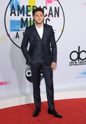 Singer Niall Horan arrives at the 2017 American Music Awards on November 19, 2017, in Los Angeles, California. / AFP PHOTO / Mark Ralston        (Photo credit should read MARK RALSTON/AFP/Getty Images)