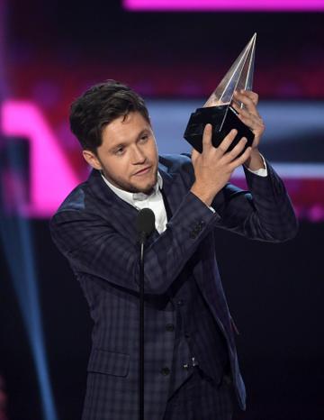 LOS ANGELES, CA - NOVEMBER 19:  Niall Horan accepts the New Artist of the Year award presented by T-Mobile onstage during the 2017 American Music Awards at Microsoft Theater on November 19, 2017 in Los Angeles, California.  (Photo by Kevin Winter/Getty Images)
