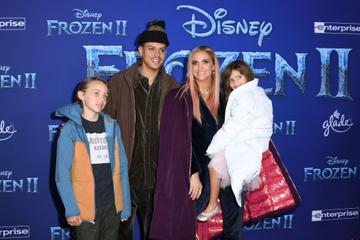 US singer Ashlee Simpson (2ndR), husband US actor Evan Ross (2ndL), daughter Jagger Snow Ross and Simpson's son Bronx Wentz arrive for Disney's World Premiere of "Frozen 2" at the Dolby theatre in Hollywood on November 7, 2019. (Photo by VALERIE MACON/AFP via Getty Images)