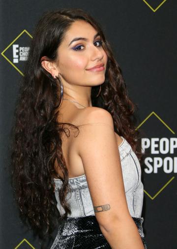 Canadian singer/songwriter Alessia Cara arrives for the 45th annual E! People's Choice Awards at Barker Hangar in Santa Monica, California. (Photo by JEAN-BAPTISTE LACROIX/AFP via Getty Images)