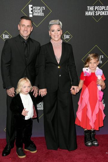 P!nk, Carey Hart, Jameson Moon Hart (L) Willow Sage Hart (R) attend the 2019 E! People's Choice Awards at Barker Hangar on November 10, 2019 in Santa Monica, California. (Photo by Frazer Harrison/Getty Images)