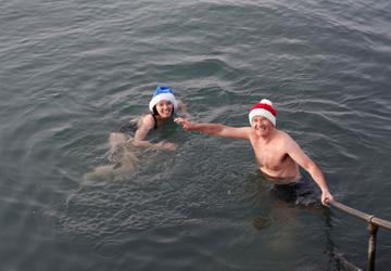 25/12/2019. Forty Foot Xmas Swim. Hundreds of people turned up at the Fortyfoot bathing spot in Sandycove, for the annual Xmas Day swim. Pictured are (LtoR) Frank and Heather Devitt from Maynooth at the Forty Foot Xmas Swim. Photo:RollingNews.ie