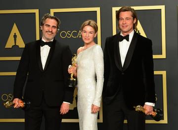 (L-R) Best Actor Joaquin Phoenix, Best Actress Renee Zellweger and Best Supporting Actor Brad Pitt pose in the press room with their Oscars during the 92nd Oscars at the Dolby Theater in Hollywood, California on February 9, 2020. (Photo by FREDERIC J. BROWN / AFP) (Photo by FREDERIC J. BROWN/AFP via Getty Images)
