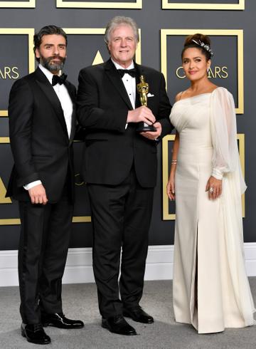 Sound engineer Donald Sylvester, winner of the Sound Editing award for “Ford v Ferrar,” poses with Oscar Isaac (L) and Salma Hayek (R) in the press room during the 92nd Annual Academy Awards at Hollywood and Highland on February 09, 2020 in Hollywood, California. (Photo by Amy Sussman/Getty Images)
