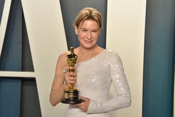 Renee Zellweger holds her Oscar for Best Actress for "Judy" as she attends the 2020 Vanity Fair Oscar Party at Wallis Annenberg Center for the Performing Arts on February 09, 2020 in Beverly Hills, California. (Photo by David Crotty/Patrick McMullan via Getty Images)