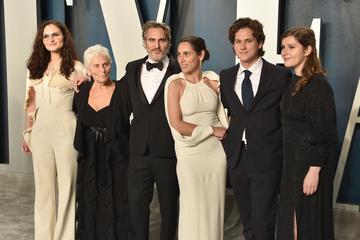 (L-R) Rain Phoenix, Arlyn Phoenix, Joaquin Phoenix, Summer Phoenix and guests attends the 2020 Vanity Fair Oscar Party at Wallis Annenberg Center for the Performing Arts on February 09, 2020 in Beverly Hills, California. (Photo by David Crotty/Patrick McMullan via Getty Images)