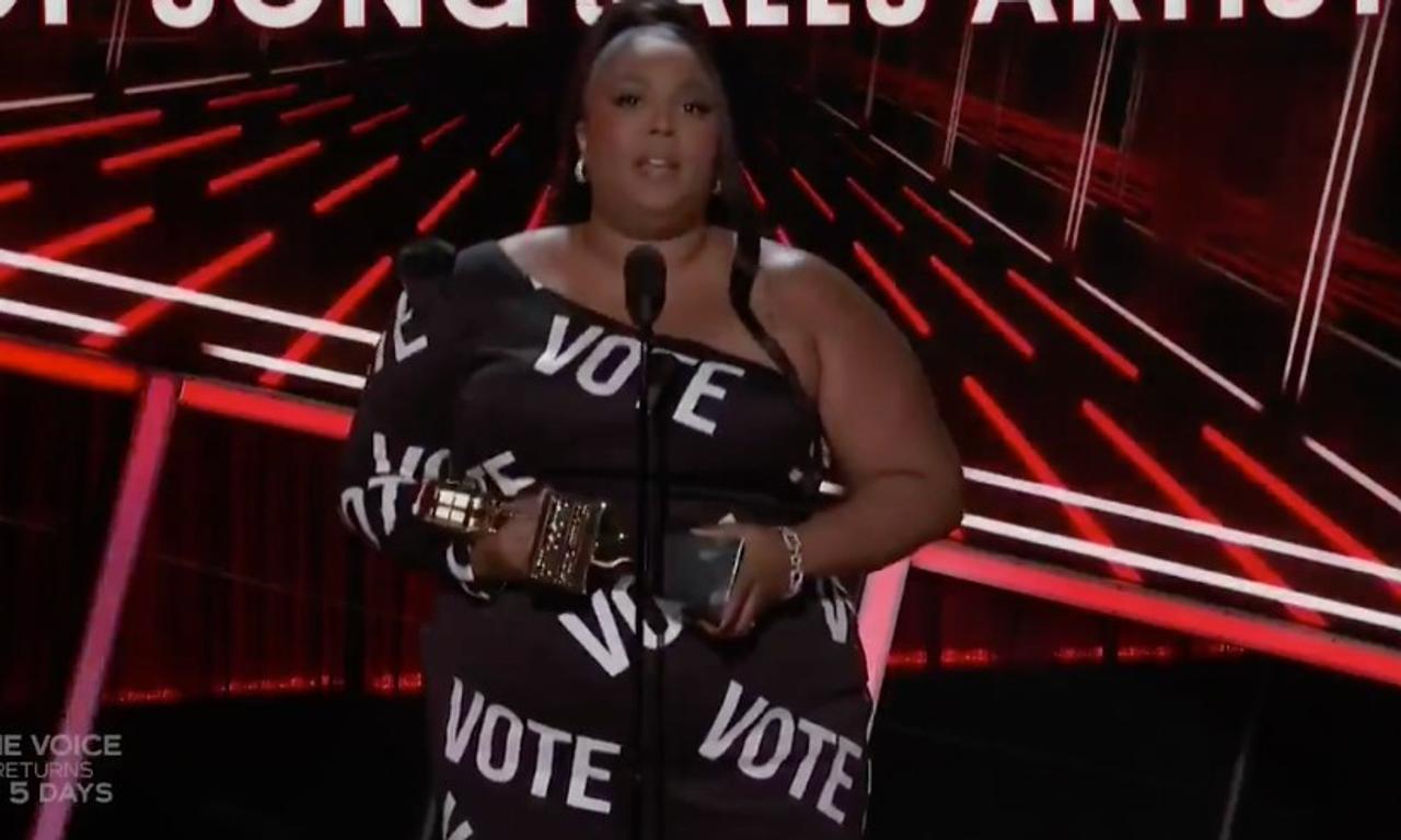 Lizzo stole the show at the Billboard Music Awards with both her dress ...