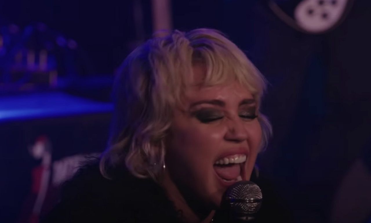 Miley Cyrus covered The Cranberries' 'Zombie' live, and it was actually ...