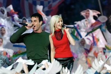 Singers Christina Aguilera (R) and Enrique Iglesias (L) perform during the halftime show at Super Bowl XXXIV at the Georgia Dome in Atlanta, 30 January, 2000. 

 (Photo credit: JEFF HAYNES/AFP via Getty Images)