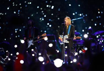 Musician Tom Petty performs at the Bridgestone halftime show during Super Bowl XLII between the New York Giants and the New England Patriots on February 3, 2008 at the University of Phoenix Stadium in Glendale, Arizona.  (Photo by Streeter Lecka/Getty Images)