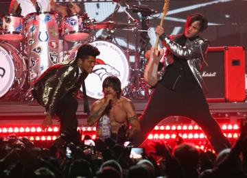 Bruno Mars, Anthony Kiedis and Josh Klinghoffer perform during the Pepsi Super Bowl XLVIII Halftime Show at MetLife Stadium on February 2, 2014 in East Rutherford, New Jersey.  (Photo by Larry Busacca/Getty Images)