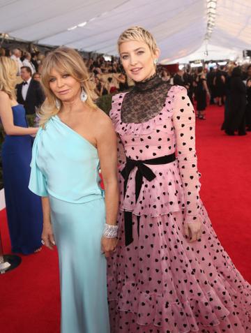 Actors Goldie Hawn (L) and Kate Hudson attend the 24th Annual Screen Actors Guild Awards at The Shrine Auditorium on January 21, 2018 in Los Angeles, California.  (Photo by Jesse Grant/WireImage)