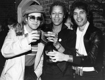 31st October 1977:  Singer songwriter Elton John (Reginald Dwight) with star of musicals Peter Straker, and Freddie Mercury (Frederick Bulsara, 1946 - 1991), singer with the group Queen.  (Photo by Hulton Archive/Getty Images)
