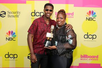 (L-R) Obasi Jackson and Audrey Jackson, accept the Top Billboard 200 Album Award on behalf of Pop Smoke, pose backstage for the 2021 Billboard Music Awards, broadcast on May 23, 2021 at Microsoft Theater in Los Angeles, California. (Photo by Rich Fury/Getty Images for dcp)