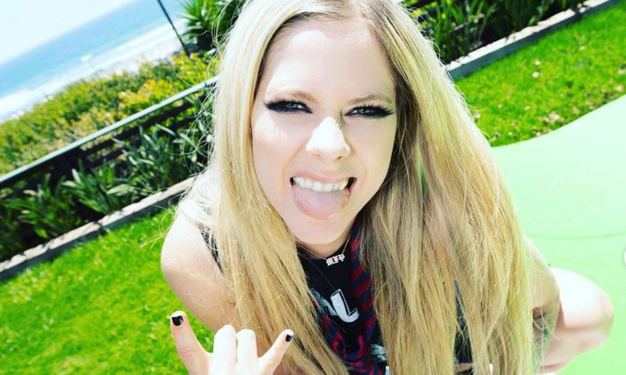 Avril Lavigne debuts on Tiktok with a brilliant collab with Tony Hawk