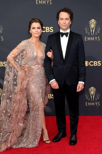 LOS ANGELES, CALIFORNIA - SEPTEMBER 19: (L-R) Keri Russell and Matthew Rhys attend the 73rd Primetime Emmy Awards at L.A. LIVE on September 19, 2021 in Los Angeles, California. (Photo by Rich Fury/Getty Images)